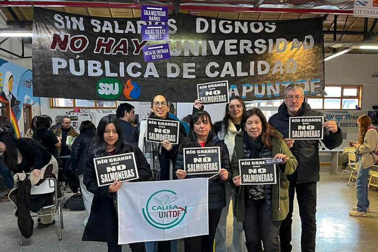 Cría de salmones en Tierra del Fuego: trampas políticas, negocios de pocos y territorios de sacrificio